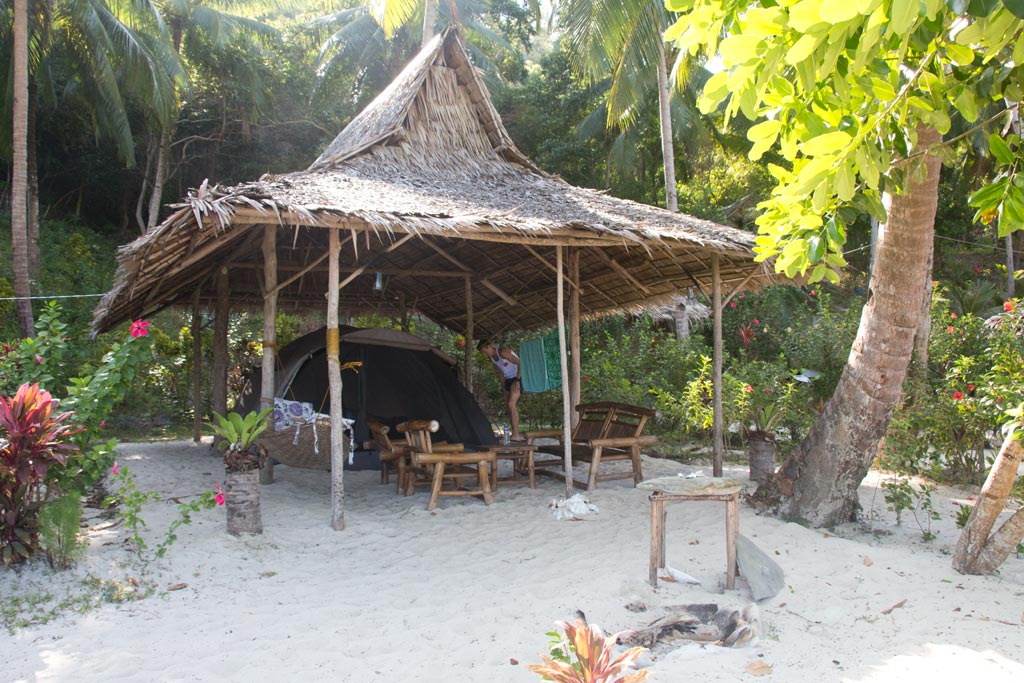 Zelt am Strand auf Palawan – Philippinische Kueche | SOMEWHERE ELSE