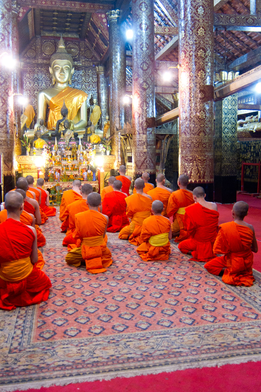 Luang Prabang – Mönche im Tempel Wat Xieng Thong | SOMEWHERE ELSE