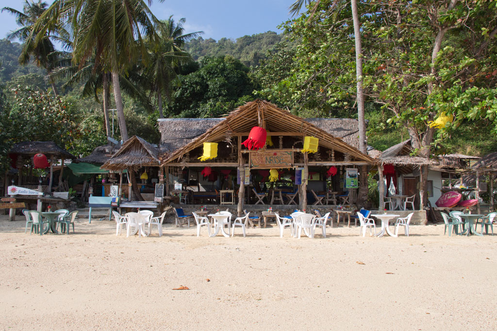 Restaurant am Strand von Ko Phi Phi – Thailändische Inseln | SOMEWHERE ELSE