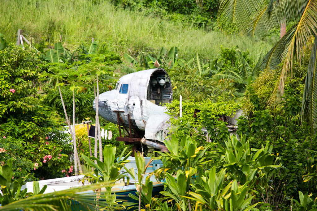 Aitutaki Lagoon Cruise – Flugzeug im Dschungel | SOMEWHERE ELSE