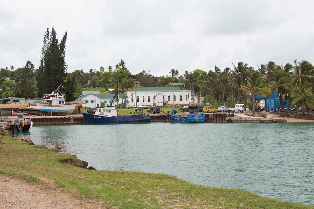 Aitutaki Lagoon Cruise – Hafen und Kirche | SOMEWHERE ELSE