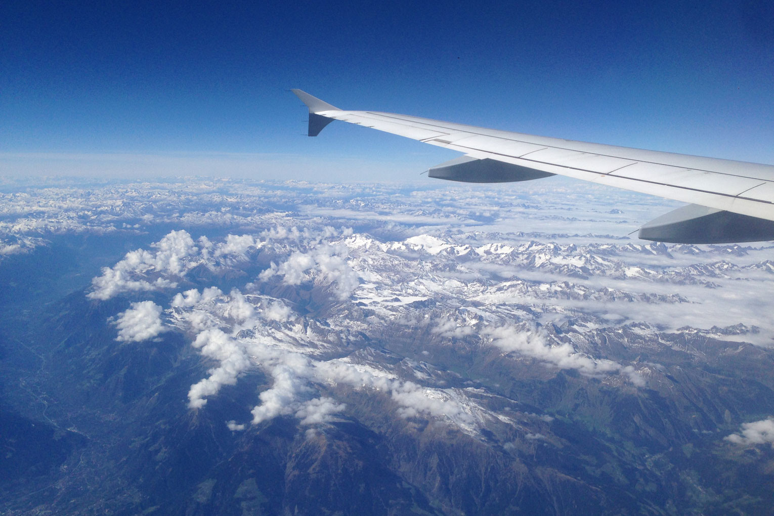 Inspirierende Reiseblogs – Blick aus Flugzeug auf die Alpen | SOMEWHERE ELSE