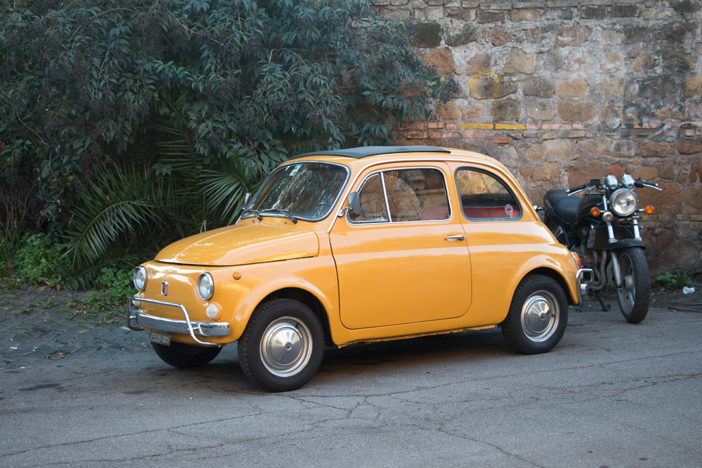 Testaccio Rom – Alter gelber Fiat 500 | SOMEWHERE ELSE