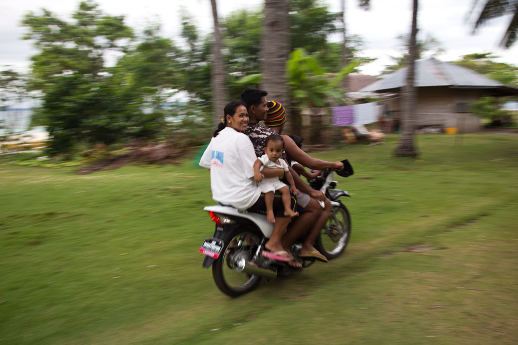 Pamilacan Island – Familie auf Roller | SOMEWHERE ELSE