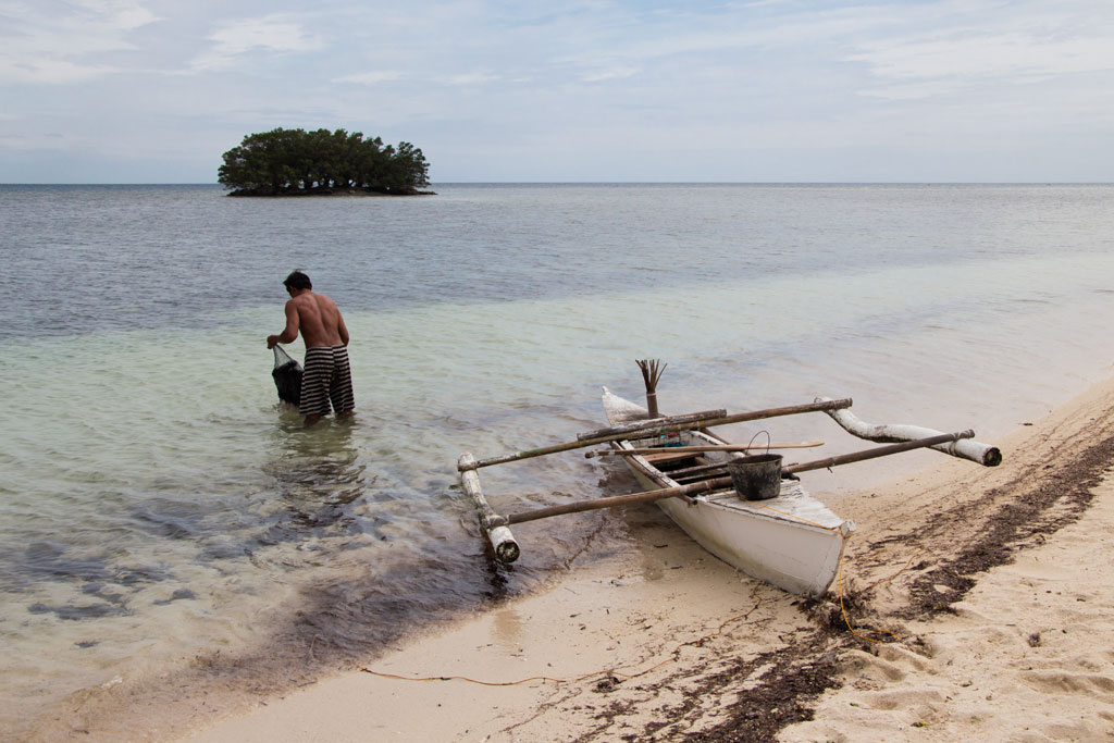 Pamilacan Island – Fischer sammelt Seeigel | SOMEWHERE ELSE