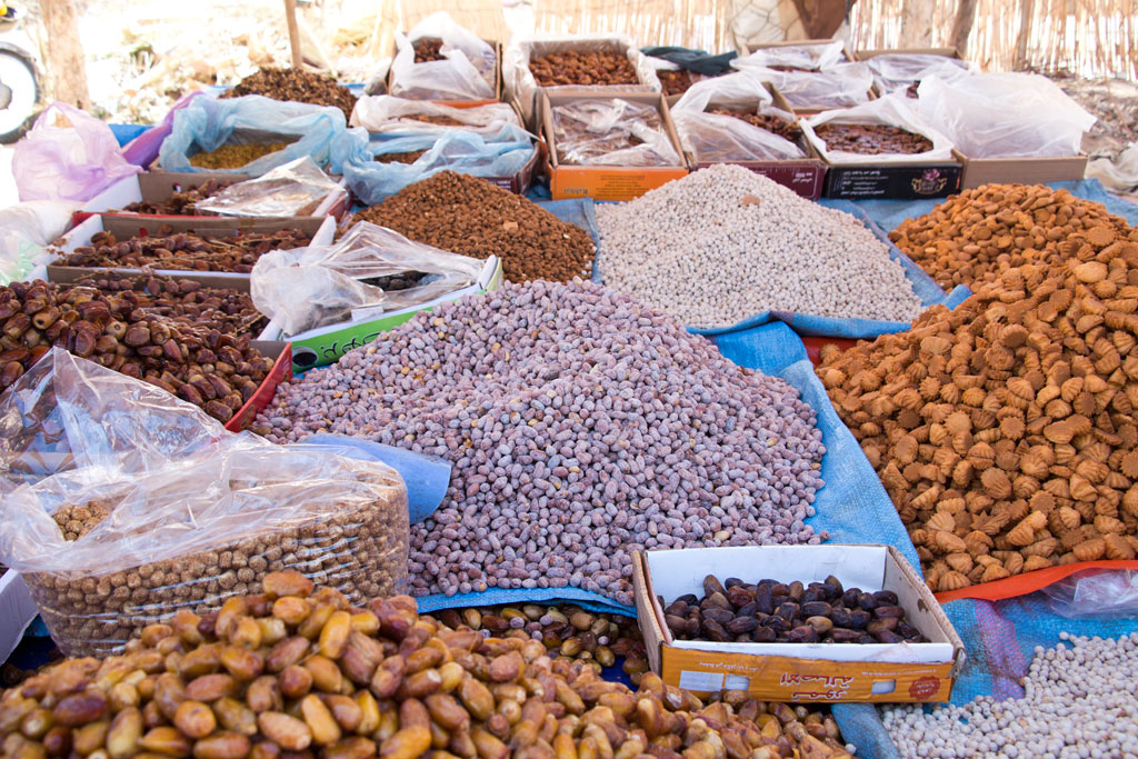 Marokkanische Gerichte – Nüsse, Datteln und Kekse auf dem Markt in Aourir | SOMEWHERE ELSE