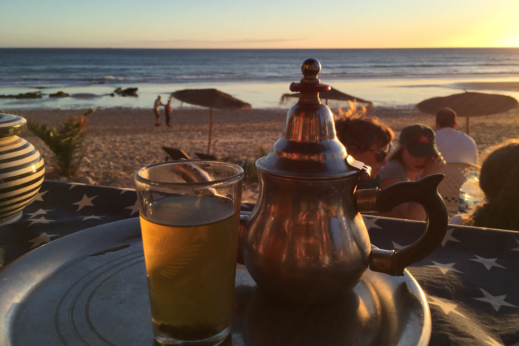 Marokkanische Gerichte – Teetrinken am Strand zu Sonnenuntergang | SOMEWHERE ELSE