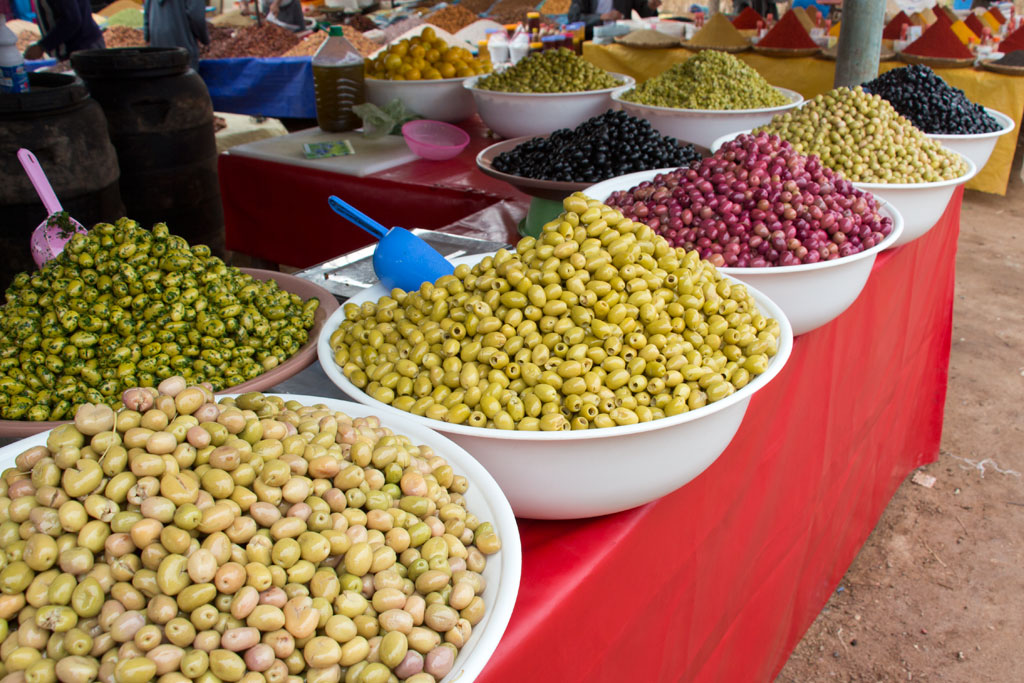 Marokkanische Gerichte – Bunte Oliven auf dem Markt in Aourir | SOMEWHERE ELSE