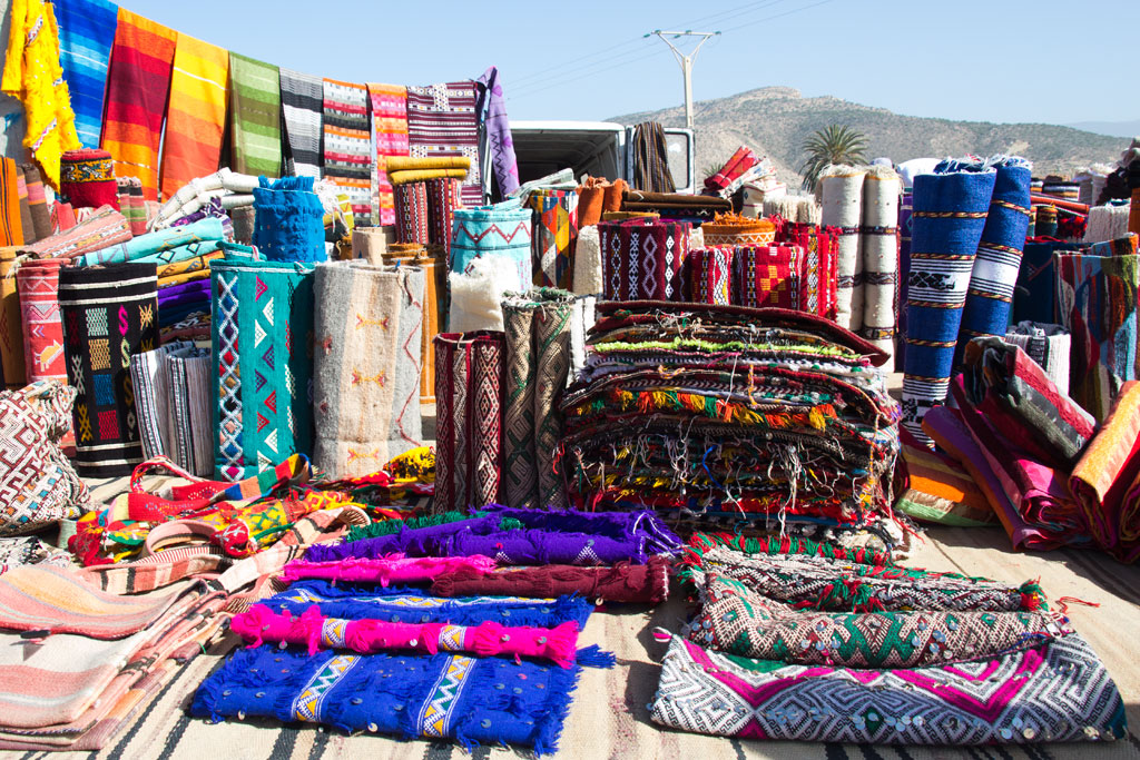 Marokkanische Gerichte – Bunte Teppiche auf dem Markt in Aourir | SOMEWHERE ELSE