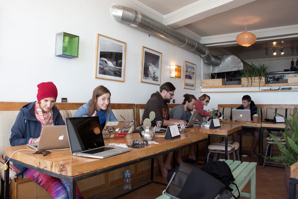 Taghazout Surfen – Workation Crew beim Arbeiten im Café Mouja | SOMEWHERE ELSE