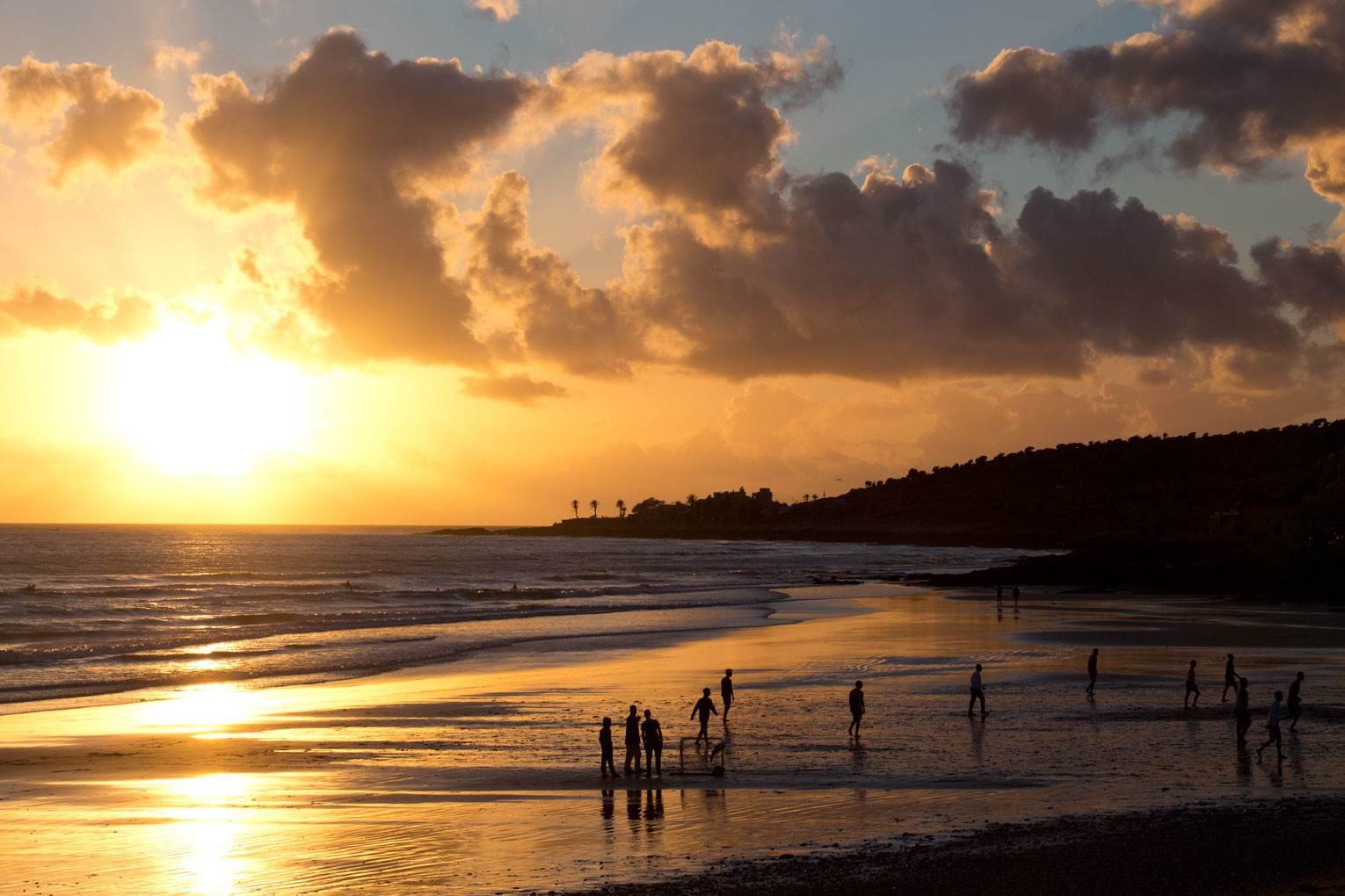 Taghazout: Surfen – Menschen beim Sonnenuntergang am Meer | SOMEWHERE ELSE