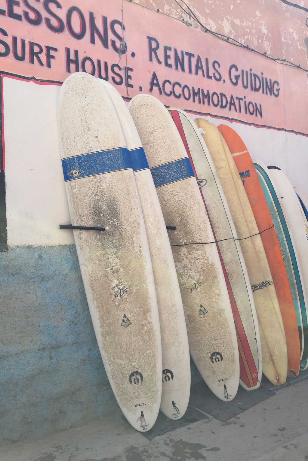 Taghazout Surfen – Surfbretter an einer Hauswand | SOMEWHERE ELSE