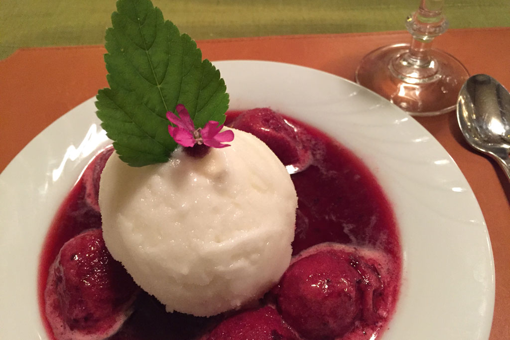 Schweiz Jura – Auberge de Mont Cornu – Sorbert zum Dessert | SOMEWHERE ELSE