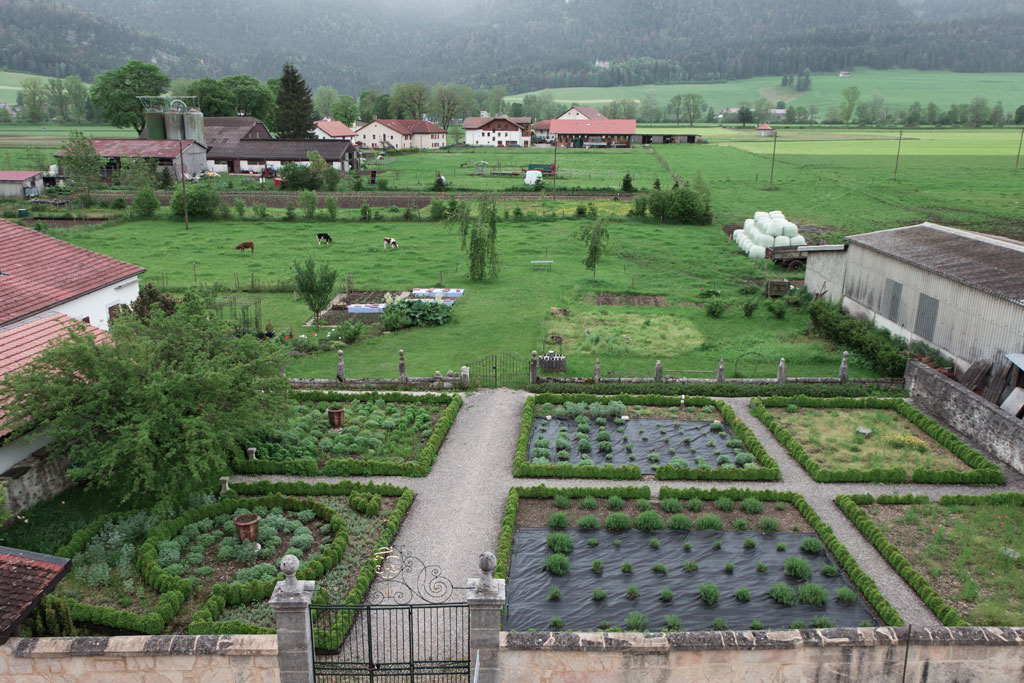 Schweiz Jura – Absinthe La Valote Martin – Kräutergarten | SOMEWHERE ELSE