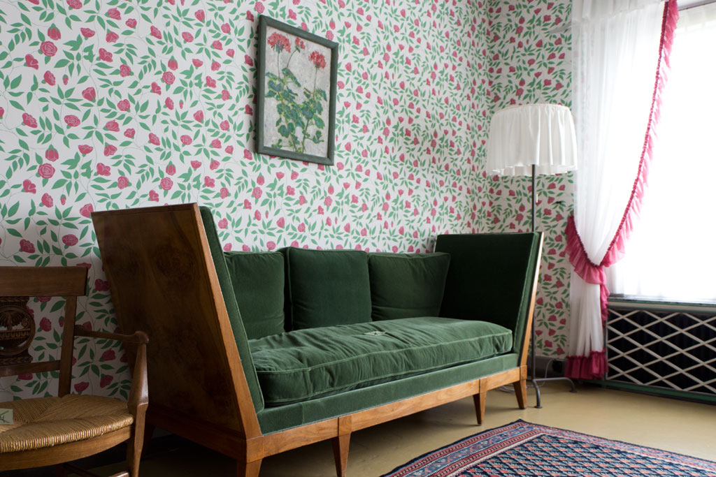 Schweiz Jura – Le Corbusier – La Maison blanche – Couch am Fenster | SOMEWHERE ELSE