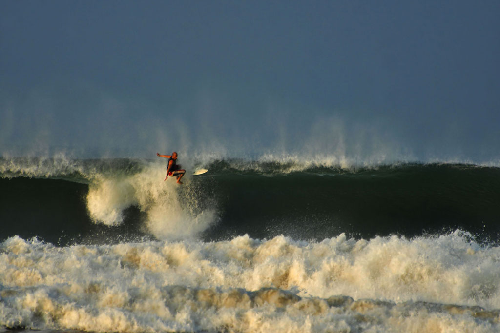 Boarderlines – Andi beim Surfen einer Welle mit Drop | SOMEWHERE ELSE