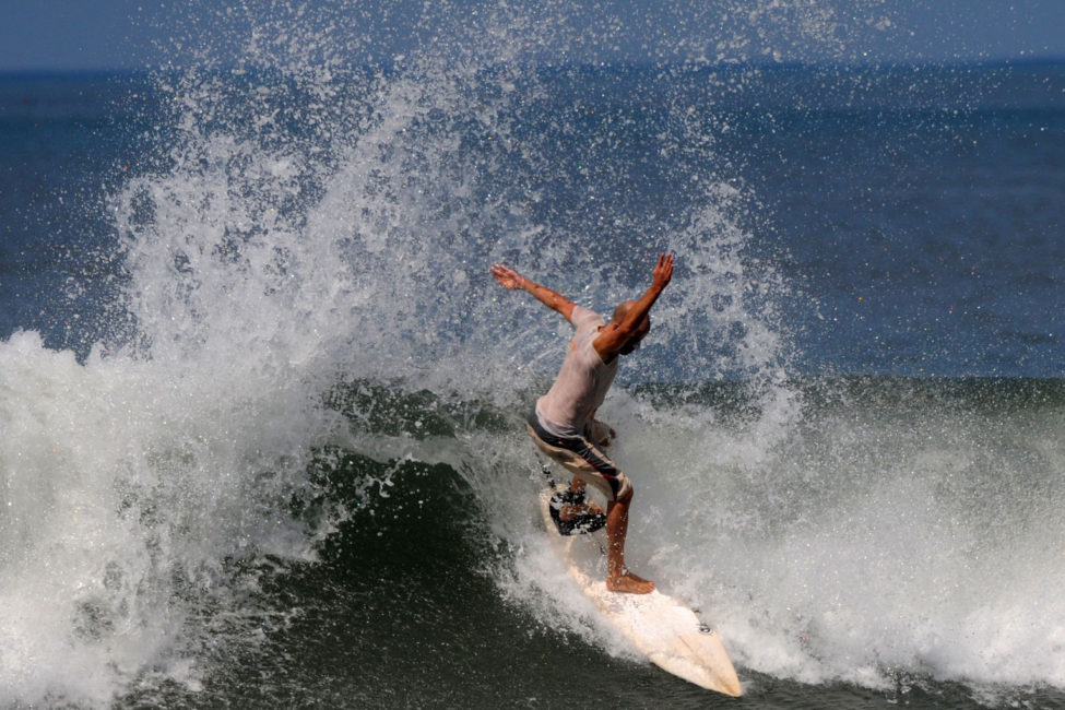 Boarderlines – Andi beim Surfen einer Welle | SOMEWHERE ELSE